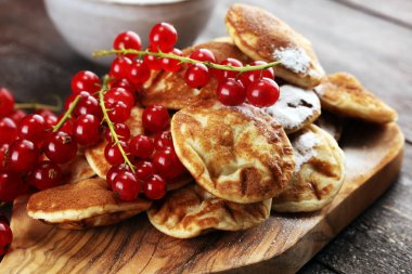 Krep veya çilek ve akçaağaç şurubu rustik tablo ile puffertjes.