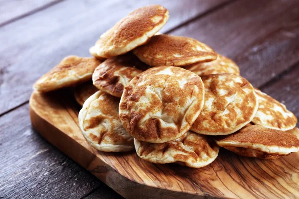 Krep veya çilek ve akçaağaç şurubu rustik tablo ile puffertjes.