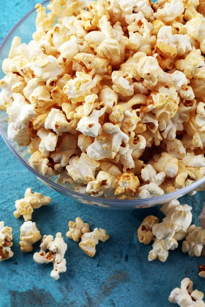 Kinokonzept Mit Popcorn Auf Rustikalem Tisch — Stockfoto