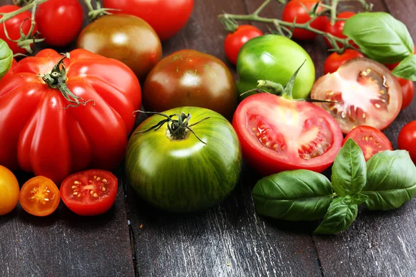 Verschiedene Bunte Tomaten Und Basilikumblätter Auf Rustikalem Tisch Frische Köstliche — Stockfoto