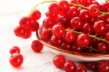 Kırsal masada taze kırmızı frenk üzümü. Sağlıklı yaz meyveleri.