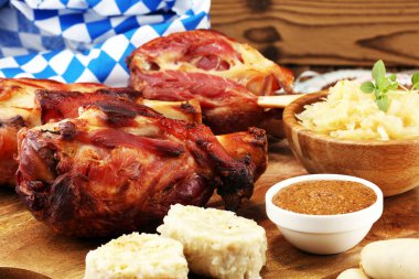 Geleneksel Alman yemekleri, jambon Schweinshaxe kavrulmuş. Bira, çerez ve çeşitli Bavyera spesiyalleri. Oktoberfest arka plan