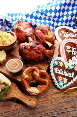 Geleneksel Alman yemekleri, jambon Schweinshaxe kavrulmuş. Bira, çerez ve çeşitli Bavyera spesiyalleri. Oktoberfest arka plan