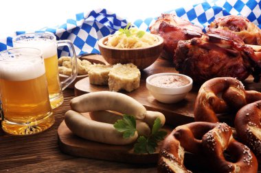 Geleneksel Alman yemekleri, jambon Schweinshaxe kavrulmuş. Bira, çerez ve çeşitli Bavyera spesiyalleri. Oktoberfest arka plan