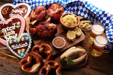 Geleneksel Alman yemekleri, jambon Schweinshaxe kavrulmuş. Bira, çerez ve çeşitli Bavyera spesiyalleri. Oktoberfest arka plan