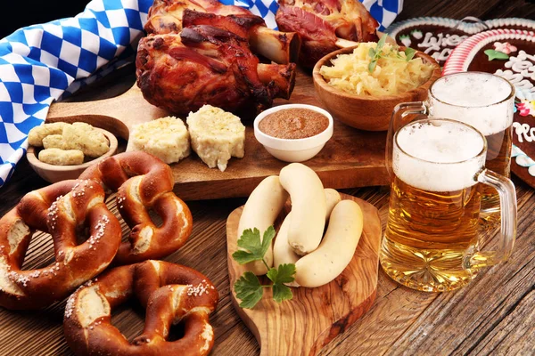 Geleneksel Alman yemekleri, jambon Schweinshaxe kavrulmuş. Bira, çerez ve çeşitli Bavyera spesiyalleri. Oktoberfest arka plan