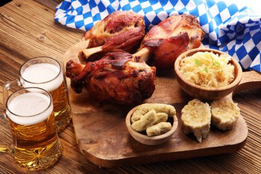 Kavrulmuş domuz knuckle. Jambon ve domuz pastırması batıda popüler gıdalar vardır. Alman Schweinshaxe veya Haxe