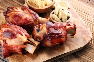 Kavrulmuş domuz knuckle. Jambon ve domuz pastırması batıda popüler gıdalar vardır. Alman Schweinshaxe veya Haxe
