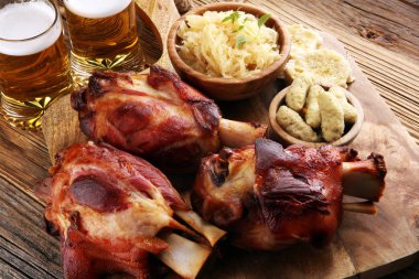 Kavrulmuş domuz knuckle. Jambon ve domuz pastırması batıda popüler gıdalar vardır. Alman Schweinshaxe veya Haxe
