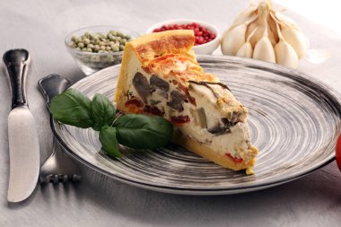 Ispanak ve domates, soğan ve kabak ile Brunch için ev yapımı peynirli yumurta kiş