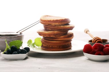 Çilek ve akçaağaç şurubu rustik masada krep.