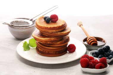 Çilek ve akçaağaç şurubu rustik masada krep.