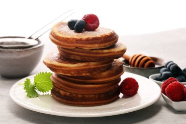 Çilek ve akçaağaç şurubu rustik masada krep.