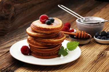 Çilek ve akçaağaç şurubu rustik masada krep.