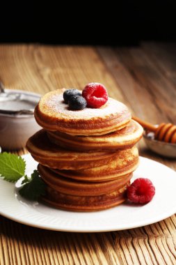 Çilek ve akçaağaç şurubu rustik masada krep.