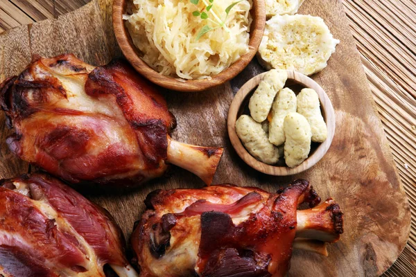 Kavrulmuş domuz knuckle. Jambon ve domuz pastırması batıda popüler gıdalar vardır. Alman Schweinshaxe veya Haxe