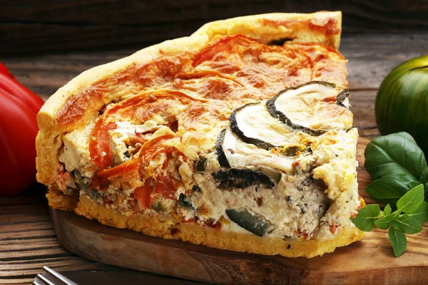 Hausgemachte Käsige Eierquiche Zum Brunch Mit Spinat Und Tomaten Zwiebeln — Stockfoto