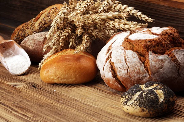 Ekmek ve ekmek çeşitleri gemide yukarıdan alır. Mutfak veya fırın poster tasarımı.