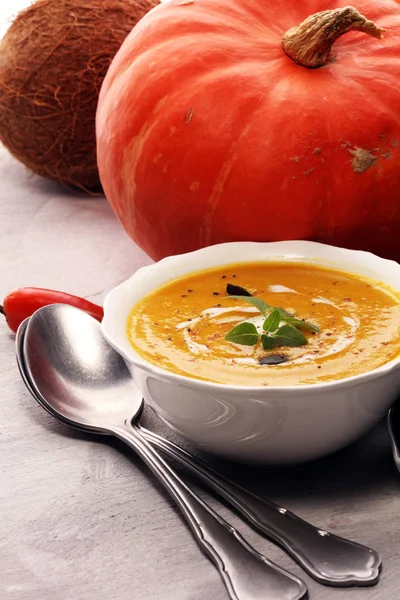 Taş zemin üzerine krem ve kabak çekirdeği ile kavrulmuş kabak ve havuç çorbası