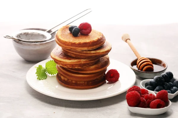 Çilek ve akçaağaç şurubu rustik masada krep.