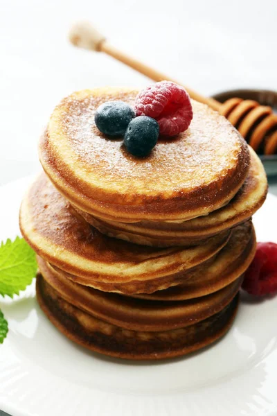 Çilek ve akçaağaç şurubu rustik masada krep.