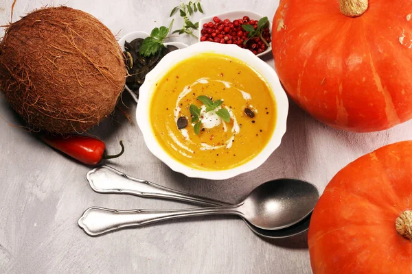 Taş zemin üzerine krem ve kabak çekirdeği ile kavrulmuş kabak ve havuç çorbası