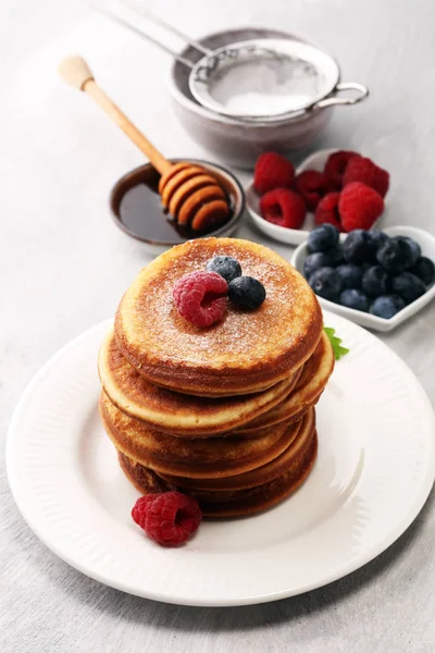 Çilek ve akçaağaç şurubu rustik masada krep.
