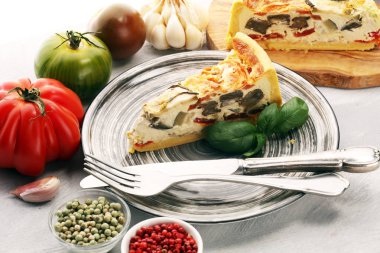 Ispanak ve domates, soğan ve kabak ile Brunch için ev yapımı peynirli yumurta kiş