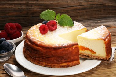 Ev yapımı cheesecake taze ahududu ve tatlı - nane ile sağlıklı organik yaz tatlı pasta peynirli kek. Vanilya Cheese Cake.