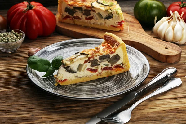 Hausgemachte Käsige Eierquiche Zum Brunch Mit Spinat Und Tomaten Zwiebeln — Stockfoto