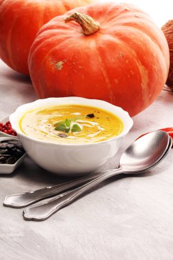 Taş zemin üzerine krem ve kabak çekirdeği ile kavrulmuş kabak ve havuç çorbası