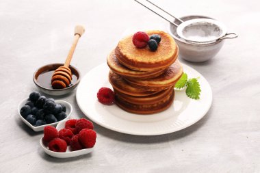 Çilek ve akçaağaç şurubu rustik masada krep.