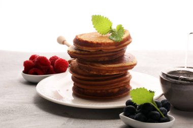 Çilek ve akçaağaç şurubu rustik masada krep.