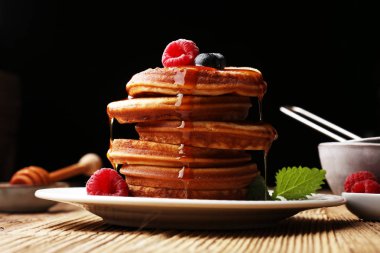 Çilek ve akçaağaç şurubu rustik masada krep.