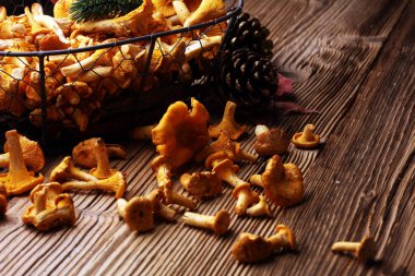 Çiğ mantar mantarı. Yaban mantarlı kompozisyon.