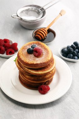 Çilek ve akçaağaç şurubu rustik masada krep.