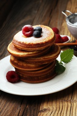 Çilek ve akçaağaç şurubu rustik masada krep.