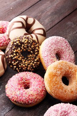 Çikolatalı donutlar, pembe jöleli ve şekerli çörekler..