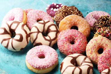 Çikolatalı donutlar, pembe jöleli ve şekerli çörekler..