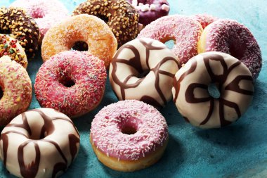 Çikolatalı donutlar, pembe jöleli ve şekerli çörekler..