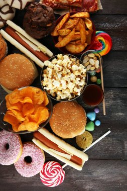 Sağlıksız ürünler. Şekil, deri, kalp ve dişler için yemek kötü. Hızlı karbonhidrat yiyecek ürün yelpazesine. Amerikan sağlıksız gıda.