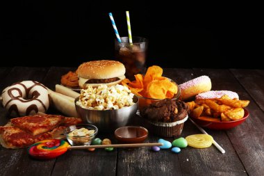 Sağlıksız ürünler. Şekil, deri, kalp ve dişler için yemek kötü. Hızlı karbonhidrat yiyecek ürün yelpazesine. Amerikan sağlıksız gıda.