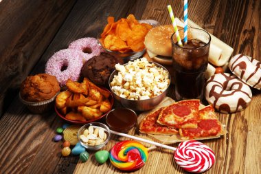 Sağlıksız ürünler. Şekil, deri, kalp ve dişler için yemek kötü. Hızlı karbonhidrat yiyecek ürün yelpazesine. Amerikan sağlıksız gıda.