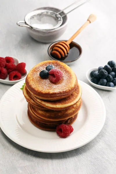 Çilek ve akçaağaç şurubu rustik masada krep.