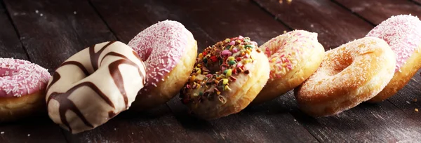 Çikolatalı donutlar, pembe jöleli ve şekerli çörekler..