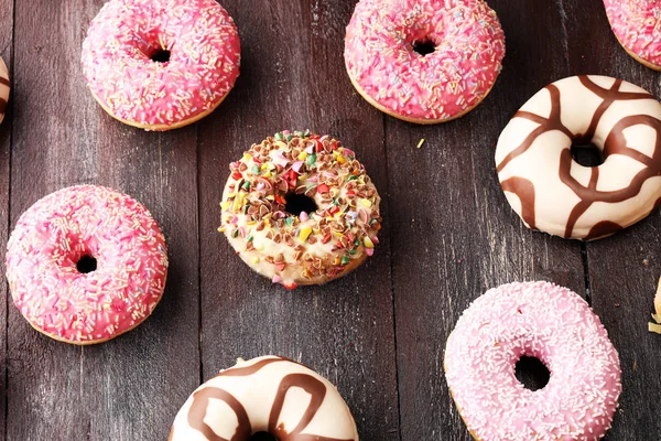 Donuts Sortidos Com Chocolate Fosco Vidros Cor Rosa Rosquinhas Donuts — Fotografia de Stock