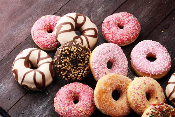 Çikolatalı donutlar, pembe jöleli ve şekerli çörekler..
