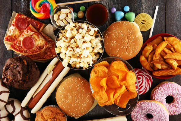 Sağlıksız ürünler. Şekil, deri, kalp ve dişler için yemek kötü. Hızlı karbonhidrat yiyecek ürün yelpazesine. Amerikan sağlıksız gıda.