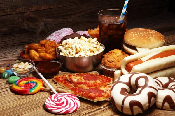 Sağlıksız ürünler. Şekil, deri, kalp ve dişler için yemek kötü. Hızlı karbonhidrat yiyecek ürün yelpazesine. Amerikan sağlıksız gıda.