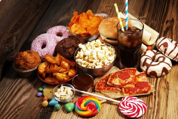 Sağlıksız ürünler. Şekil, deri, kalp ve dişler için yemek kötü. Hızlı karbonhidrat yiyecek ürün yelpazesine. Amerikan sağlıksız gıda.